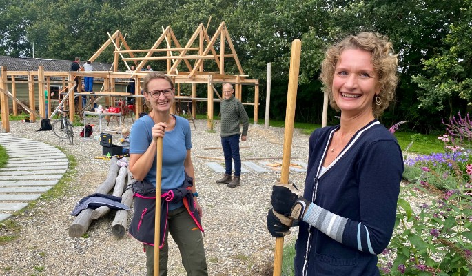 Billede af mennesker der bygger et hus