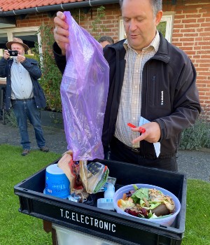 En mand der sorterer affald