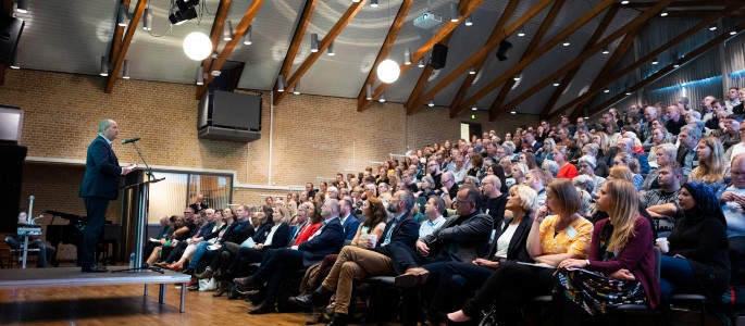 Billede af mennesker der sidder i en foredragssal